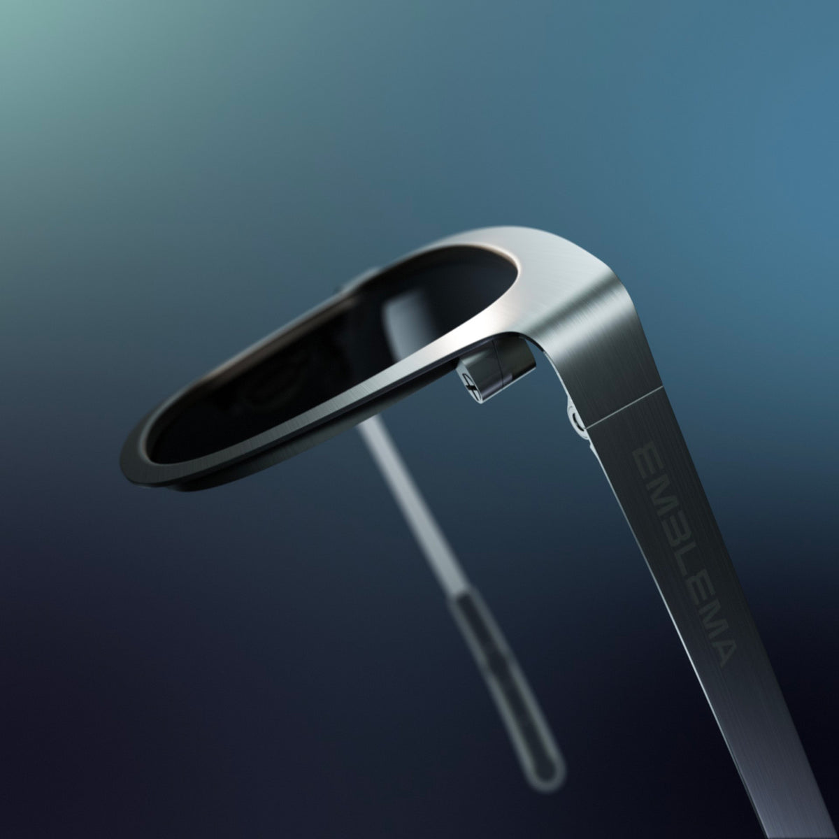 Occhiali modello Atom che sono stati fotografati per mostrare la leggerezza e il comfort sottocasco.