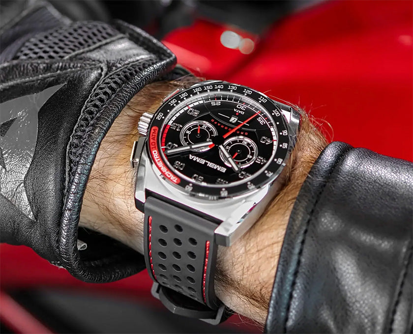 Dettaglio dell'orologio Audace di Emblema rosso