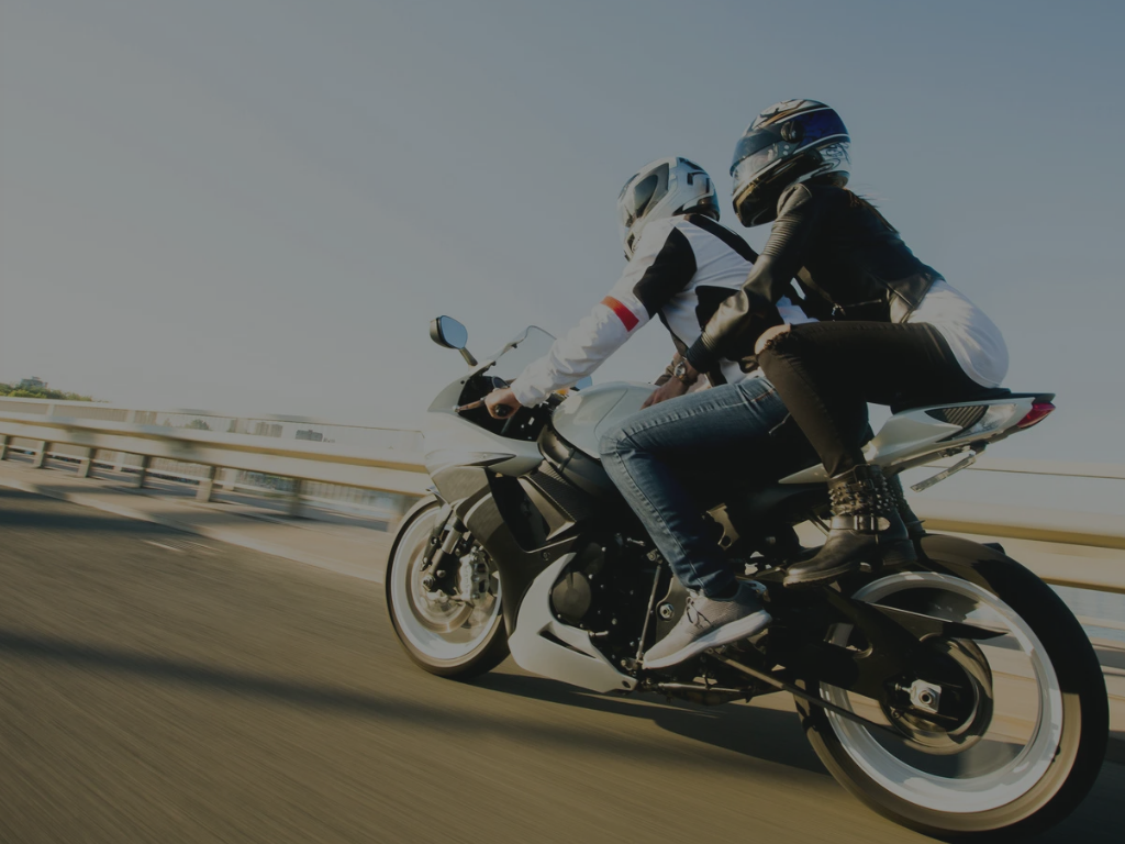 Due persone viaggiano in moto.