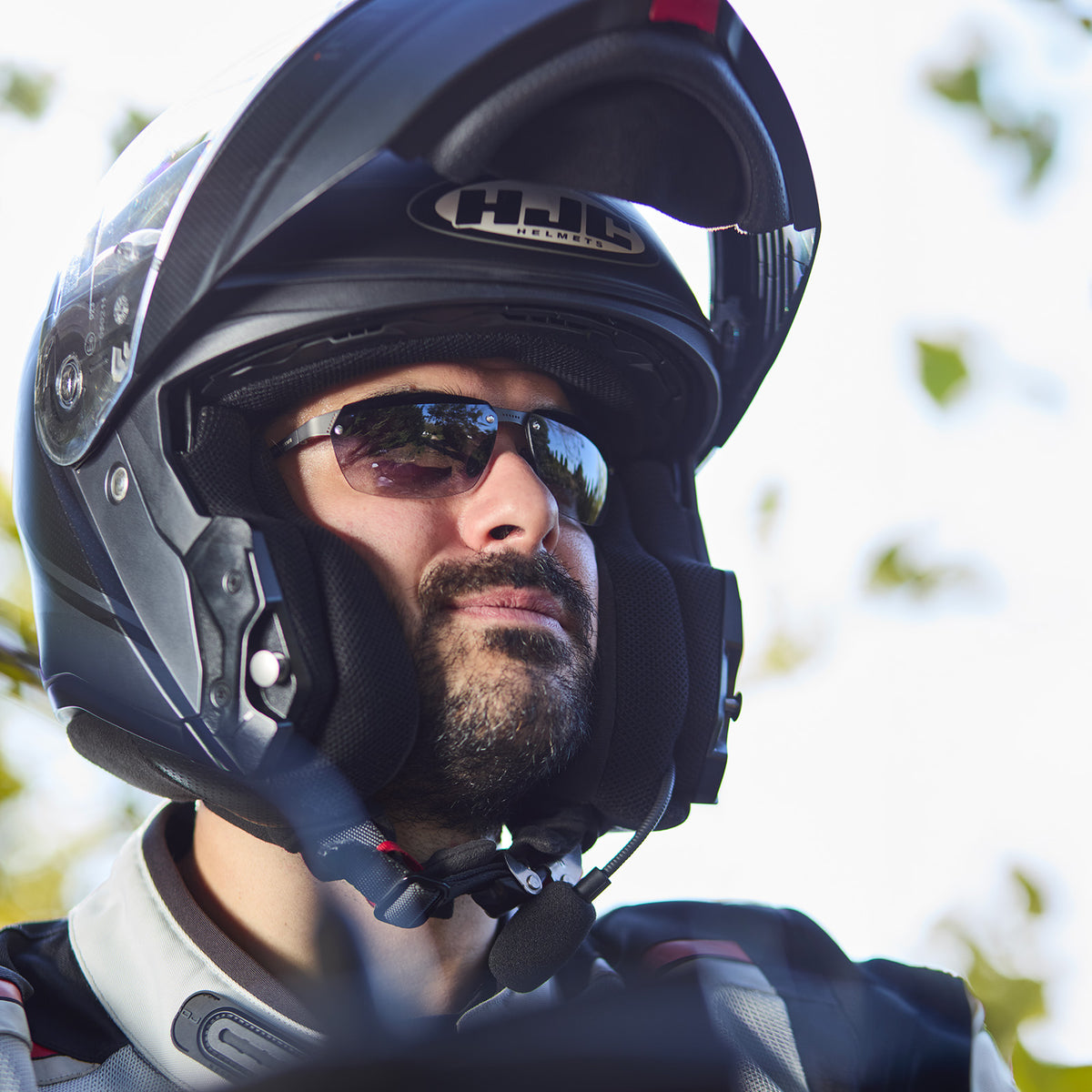 Occhiali Aero indossati sotto al casco per massimo comfort. 