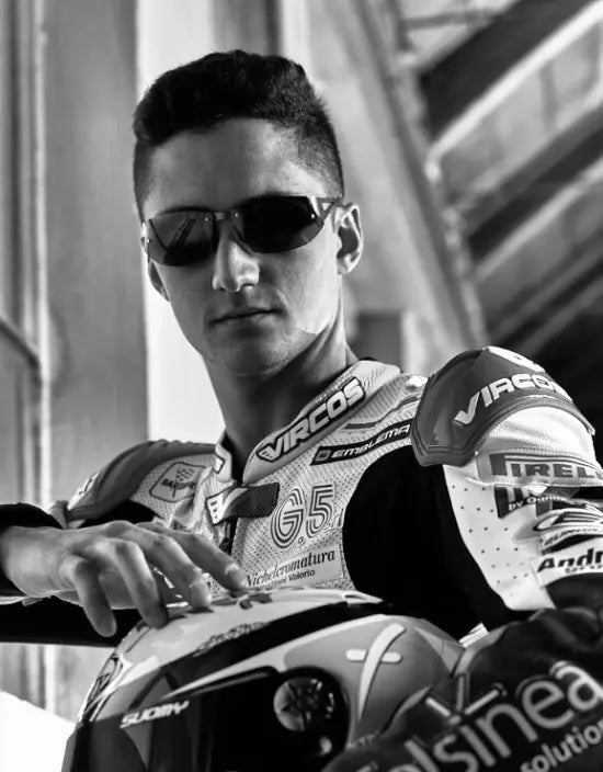 Il pilota Davide-Stirpe indossa gli occhiali Emblema Gran Turismo in beta titanio