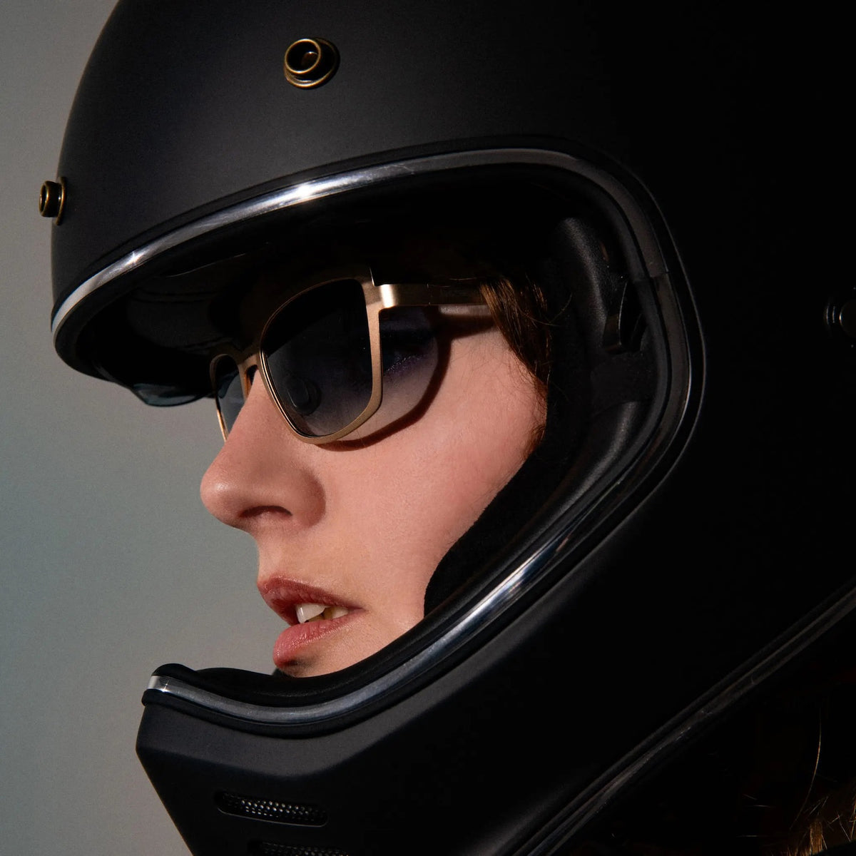 Occhiali Telma di Emblema indossati facilmente sotto un casco intgrale molto stretto. Immagine che mostra il comfort degli occhiali anche nelle condizioni più estreme.