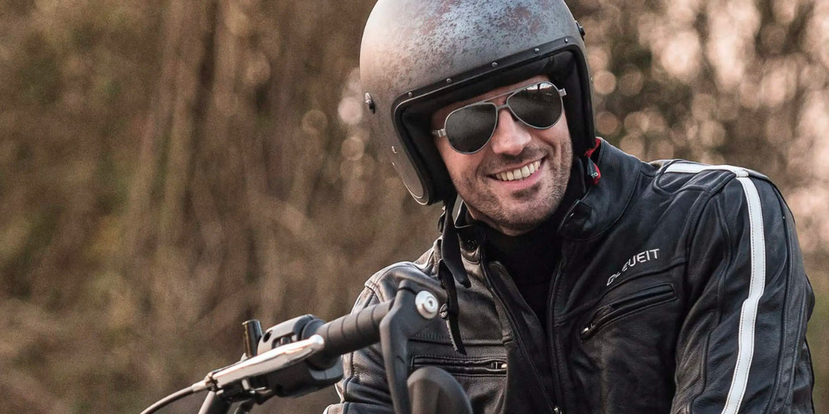 Immagine che ritrae un motociclista che indossa una collezione storica di occhiali per moto di Emblema, il primo modello di Serpico.