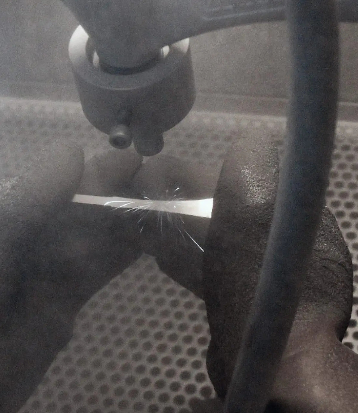Dettaglio di lavorazione dell'asta degli occhiali Emblema, brevettati per l'utilizzo sottocasco perché piatte e corte.