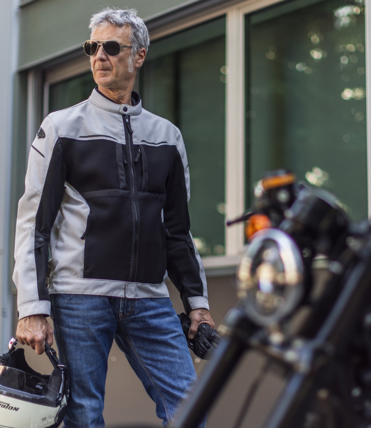 Il motociclista Flavio Carato indossa gli occhiali Emblema, modello Serpico da sole graduati per muoversi in città. Per le gare e in altri contesti ha testato numerose altre collezioni Emblema, sempre con lente graduata. 
