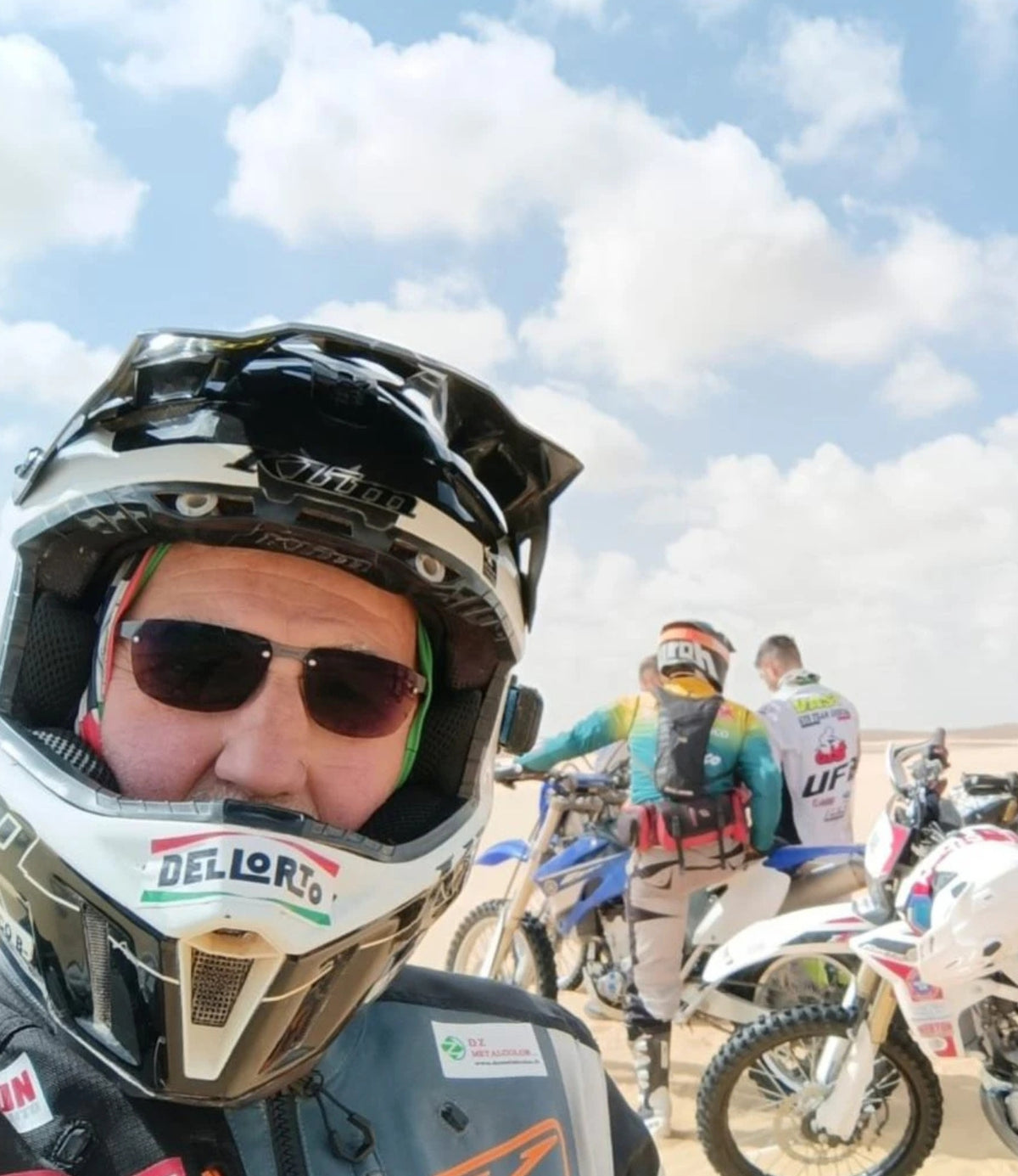 Il pilota Franco Picco indossa gli occhiali Emblema, collezione Aero da sole graduati in uno dei suoi viaggi nel deserto.
