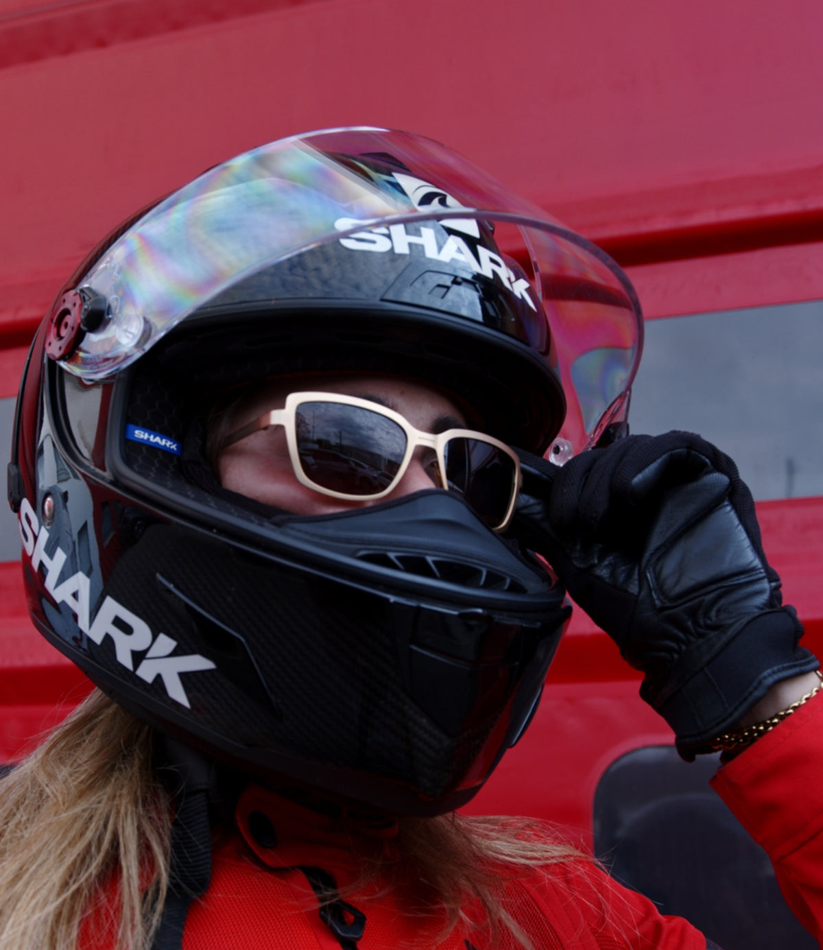 La pilota Greta Marina Fontana indossa gli occhiali Emblema linea Telma da sole durante uno dei suoi corsi di guida sicura. 