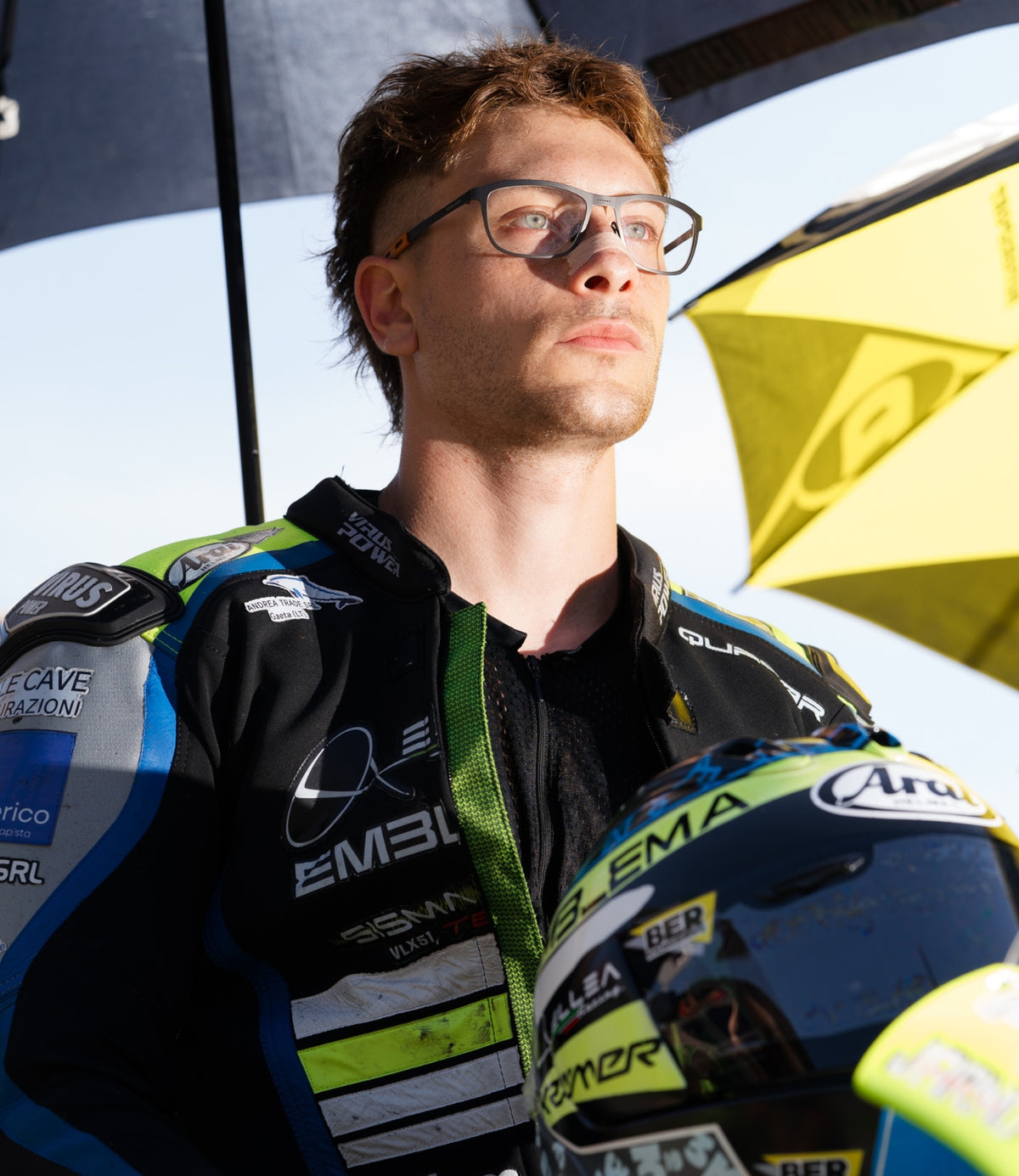 Il pilota Jarno-Ioverno indossa gli occhiali Emblema, modello Atom graduati sotto al casco durante una delle sue gare al Campinato Italiano di velocità.