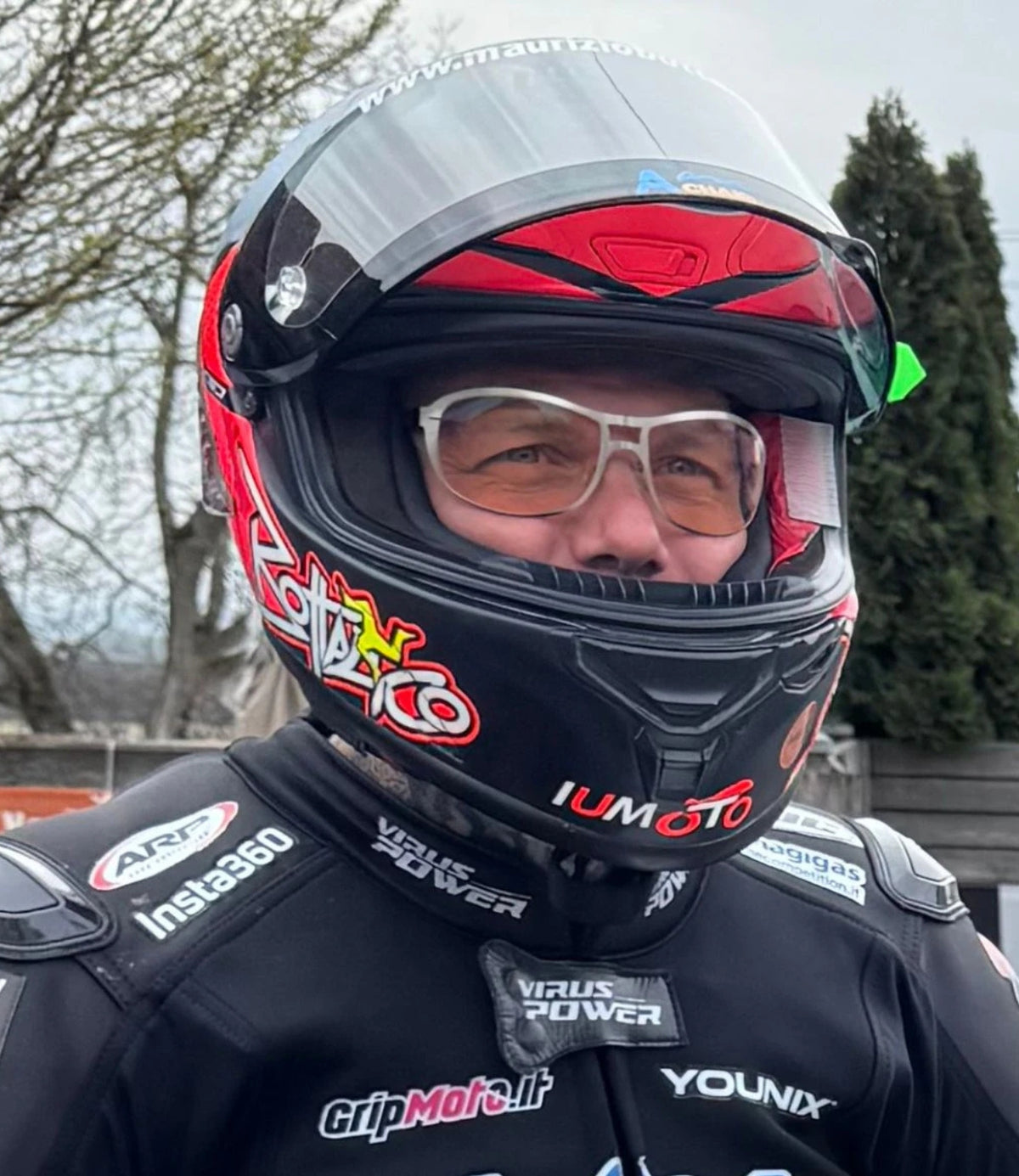 Il pilota Maurizio Bottalico, 15 titoli nelle Road Races, 3 podi al Manx Grand Prix dell’Isola di Man e 1^ Cain Road Race in Messico, classe Superbike indossa gli occhiali Emblema modello Special Custom con lenti ambra per avere maggior visibilità nelle situazioni di cambio luce repentine. 