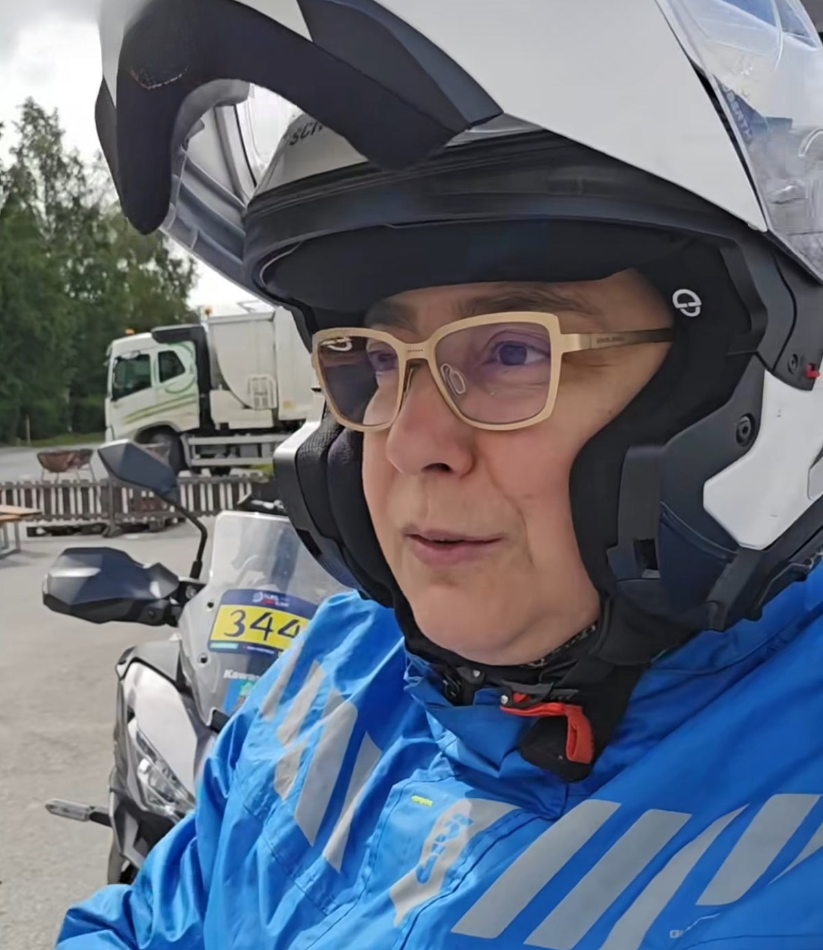 La motociclista osteopata Miriam Orlandi indossa gli occhiali Emblema, linea Telma graduati per potersi muovere con più sicurezza e senza avere dolore alle tempie durante i suoi lunghi viaggi. Nella foto si trovava con i motociclisti della Paris Nordkapp.