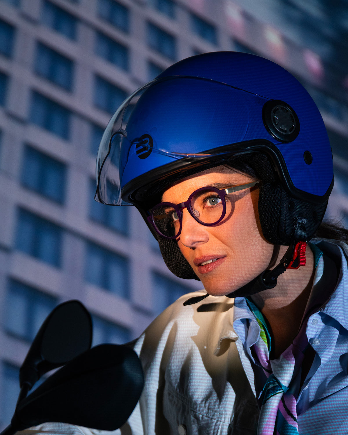 Modella che indossa gli occhiali MyCity nella versione vista sotto ad un casco jet.