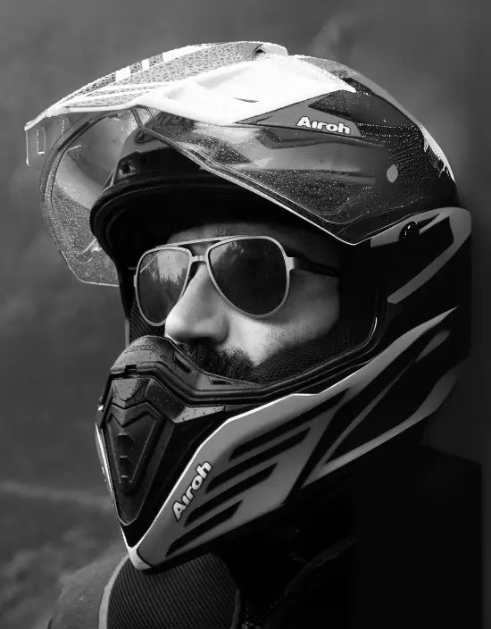 Un motociclsita indossa gli occhiali-storici a goccia di Emblema, la prima versione di Serpico.