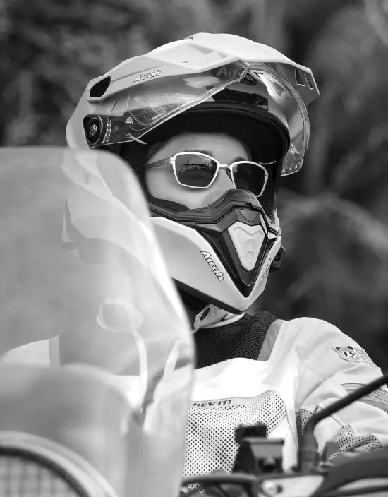 Motociclista donna indossa uno degli occhiali più di successo per le donne, la linea Universal.