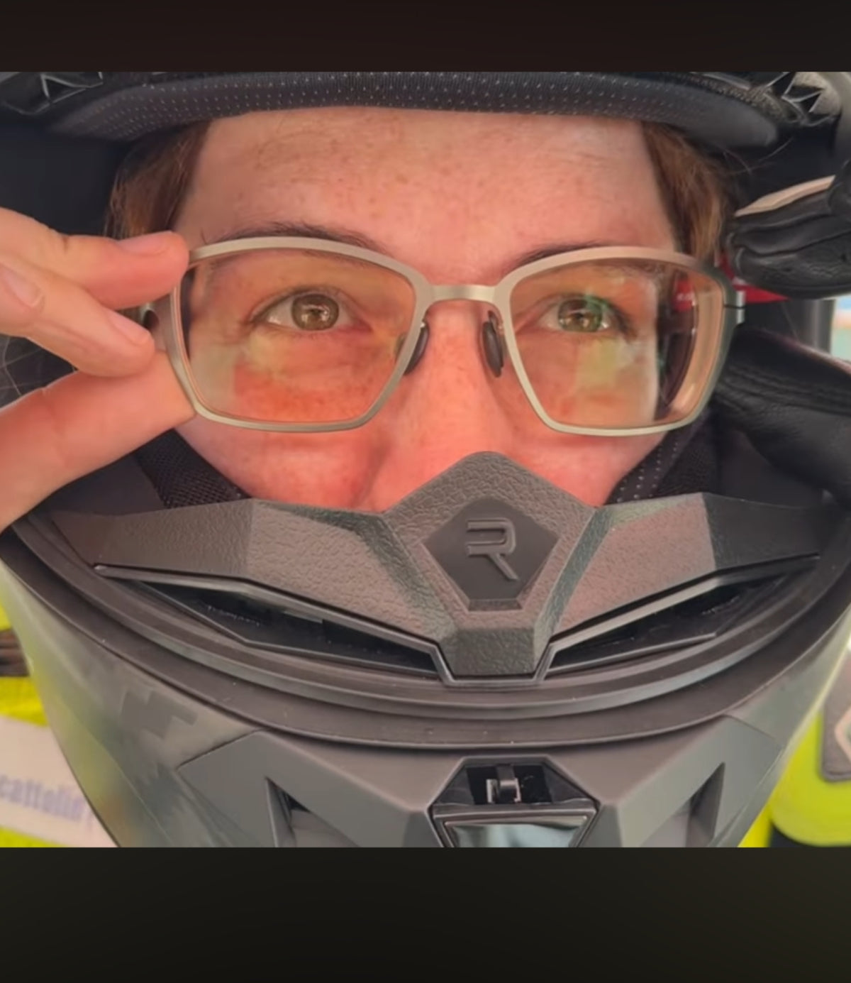 La pilota Silvia Comincioli indossa gli occhiali Emblema graduati durante le gare al CIV.  Le lenti sono colore ambra per poter migliorare le condizioni di guida senza dover indossare le lenti a contatto. 