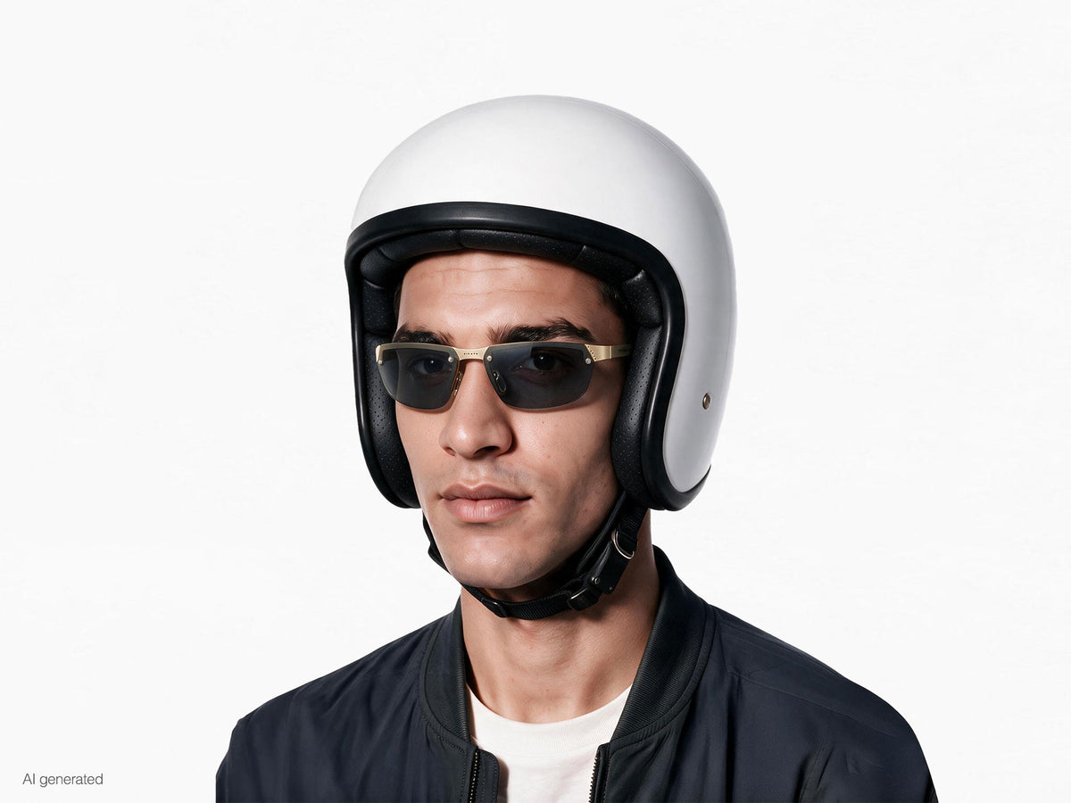 Modello che indossa gli occhiali Aero play oro fumo con casco. Immagine generata con AI partendo dal prodotto reale.