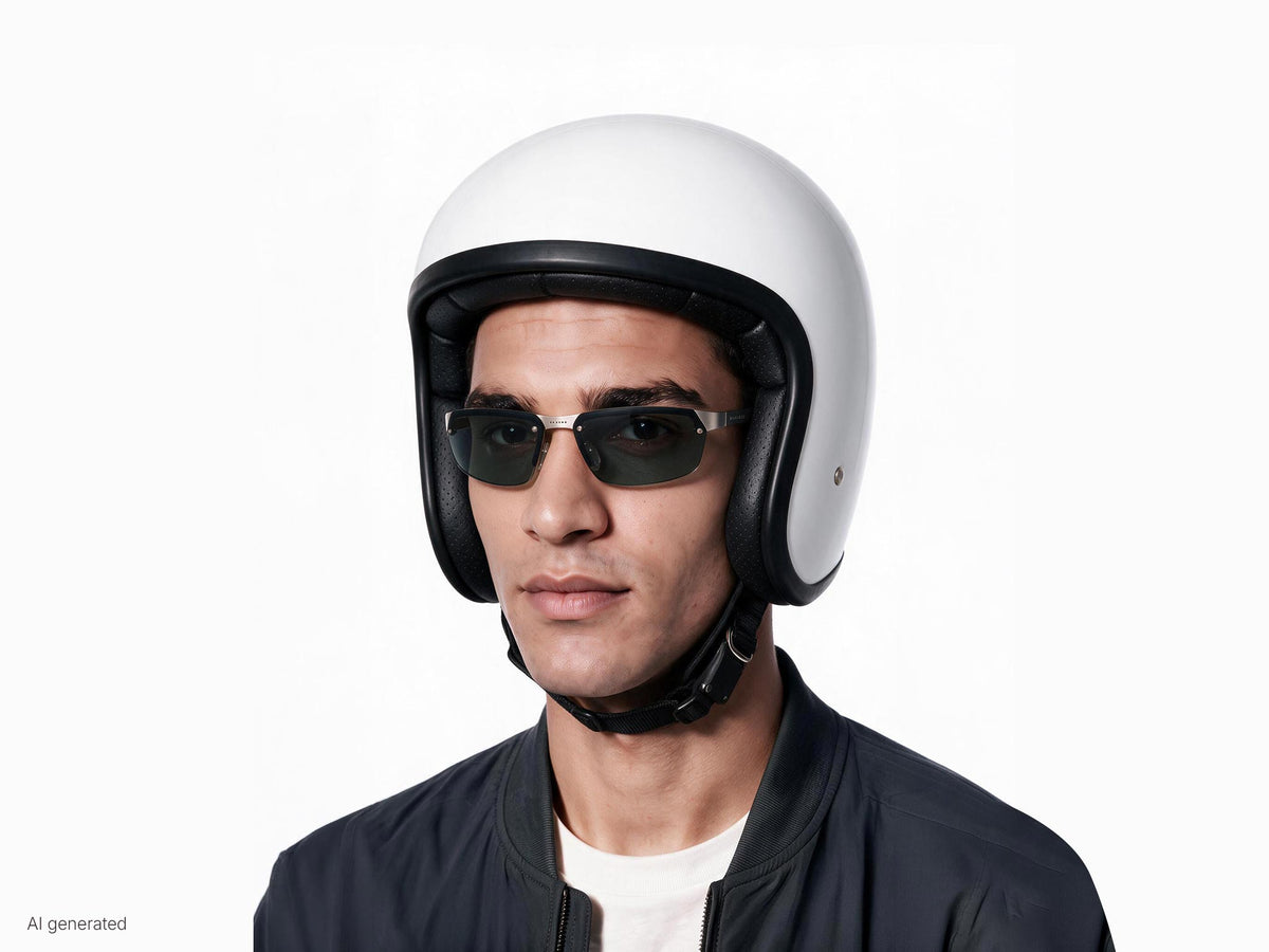 Modello che indossa gli occhiali Aero Play sotto al casco. Immagine generata con AI partendo dal prodotto reale.