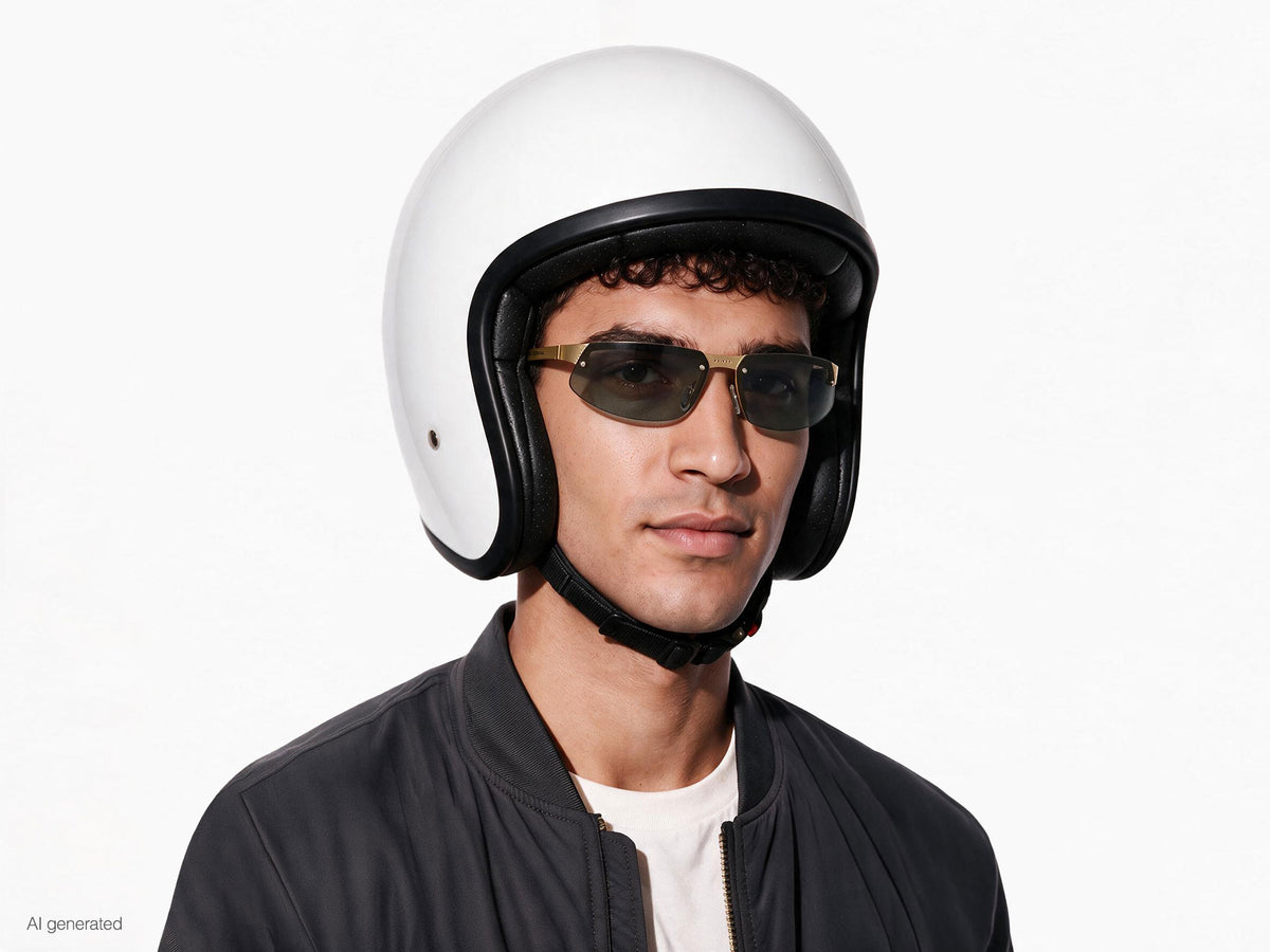 Modello che indossa gli occhiali Aero speed oro fumo con casco. Immagine generata con AI partendo dal prodotto reale.