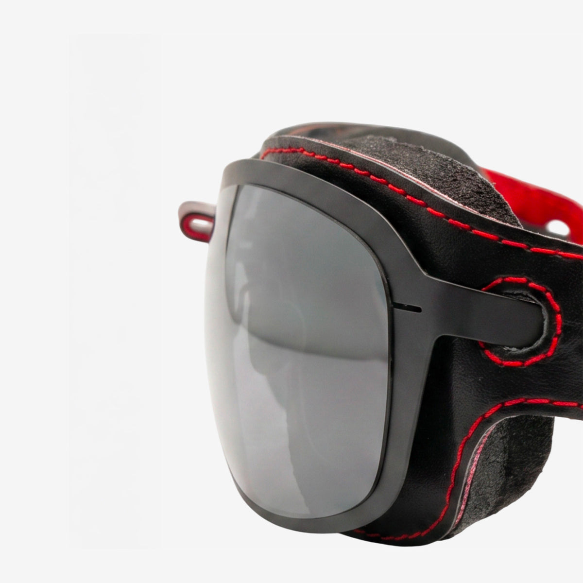 Dettaglio Emblema occhiali Special Custom con similpelle molto avvolgente. Stile vintage.