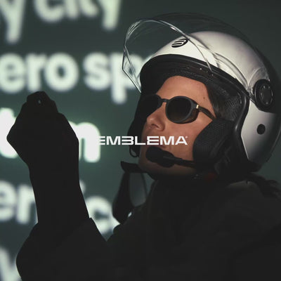 Video che mostra la collezione MyCity indossata da una modella in studio. 
