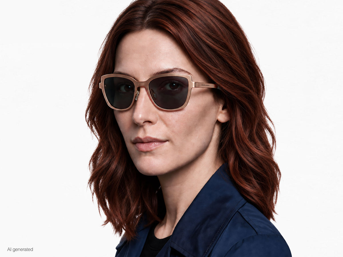 Modella che indossa gli occhiali Telma Oro Rosso con lente Fumo senza casco. Immagine generata con AI partendo dal prodotto reale.